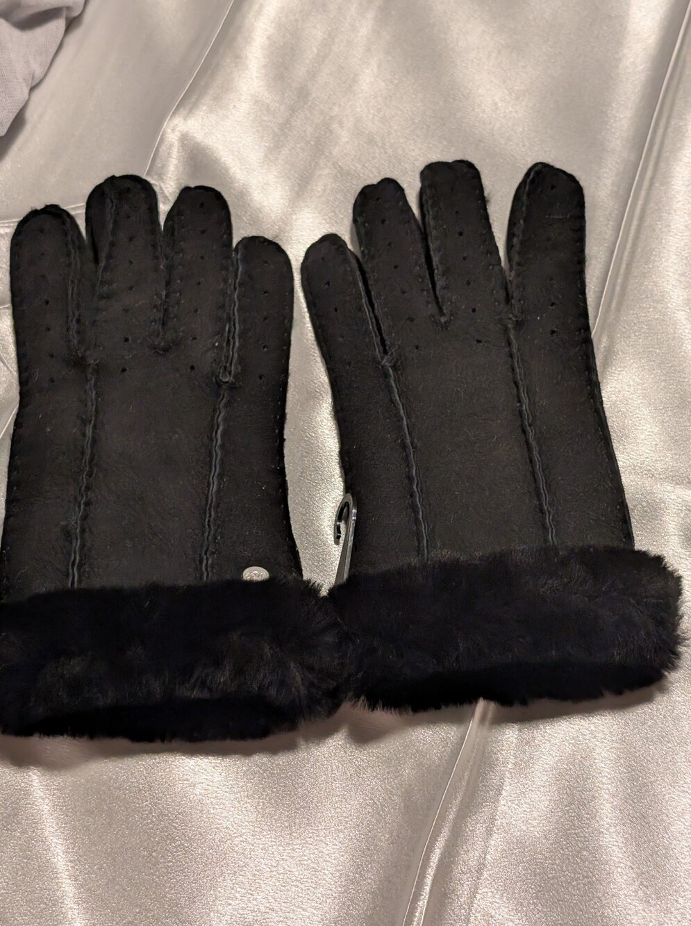 UGG Australi Perforated Genuine Shearling Suede Gloves in Black Sz S/P - Picture 5 of 7